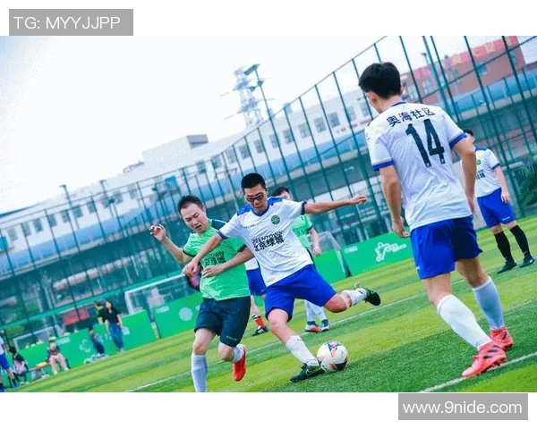 足球明星转会潮流再起新动态各大俱乐部争夺战激烈进行中